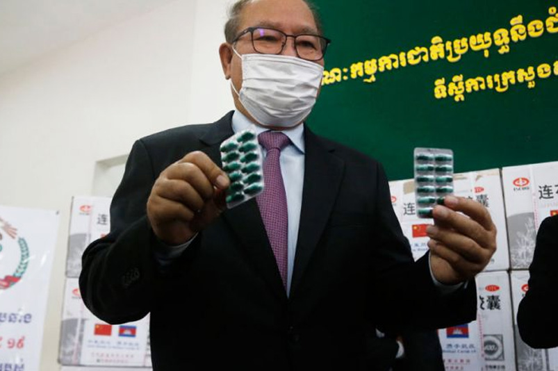 Cambodian health minister says traditional Chinese medicine “effective” for treating mild COVID-19 symptoms